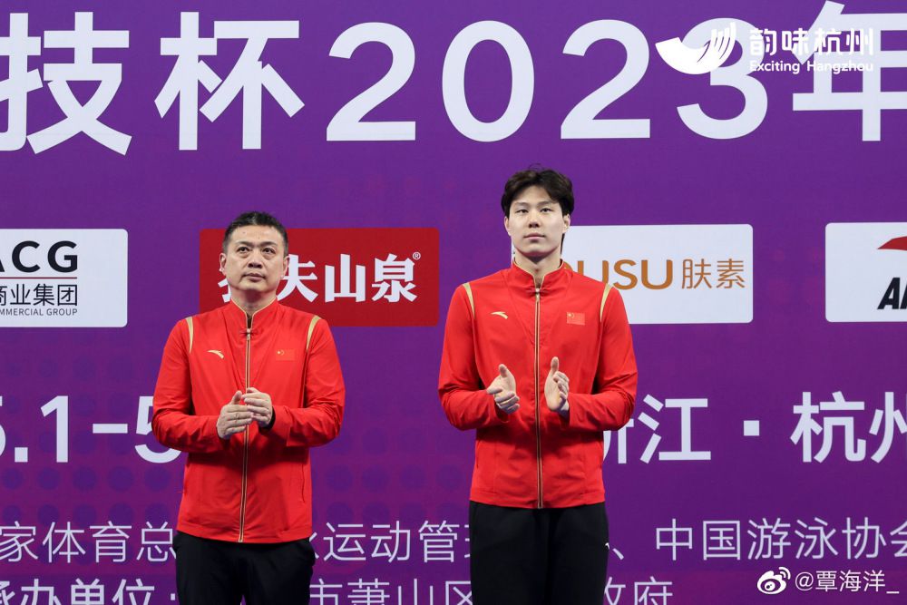 俄罗斯媒体sport25表示，斯卢茨基将成为申花新帅，与他一同加盟的还有教练组成员瓦西里-别列祖茨基和奥列格-雅罗文斯基。